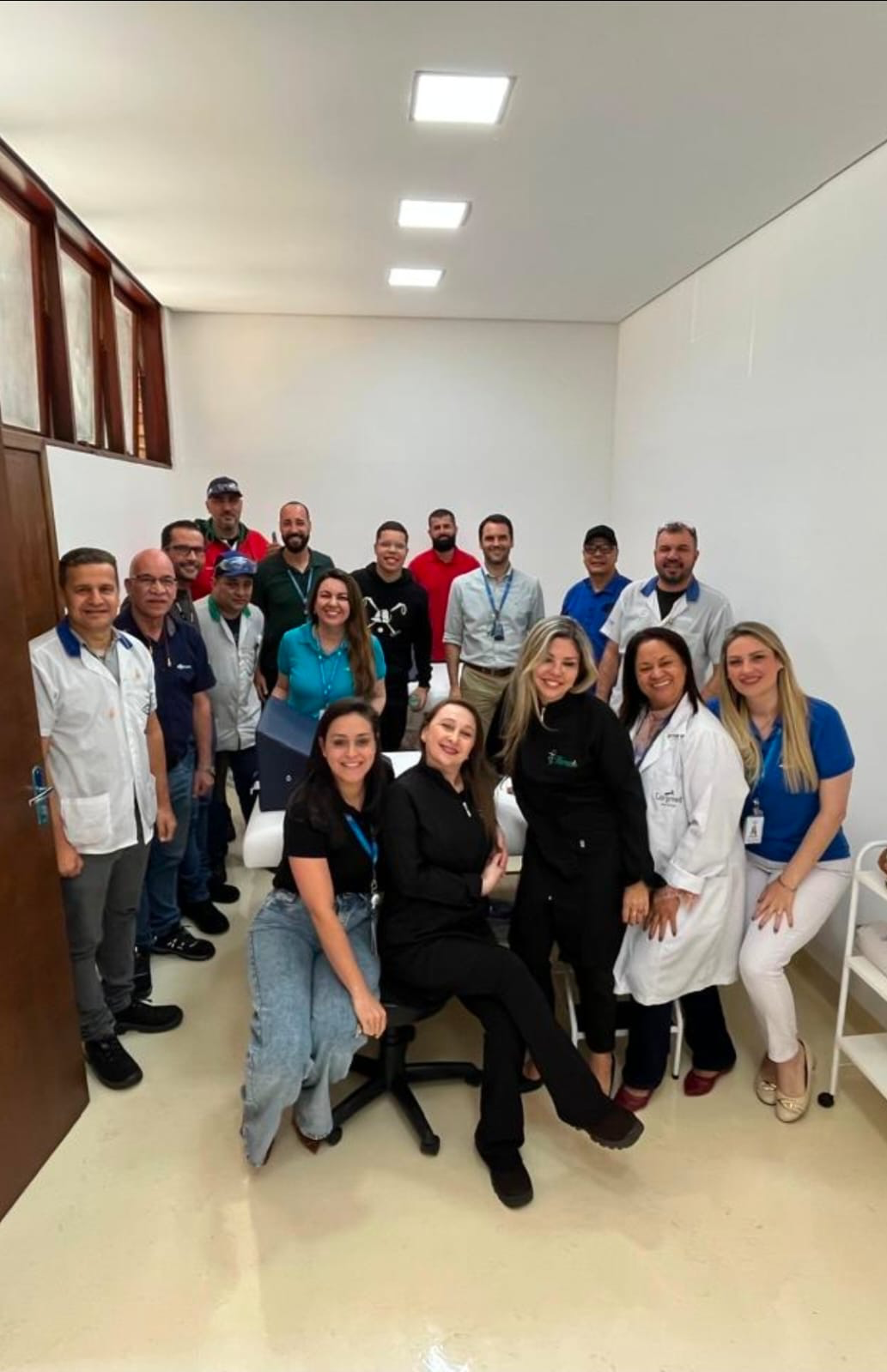 Equipe reunida em espaço de atendimento na Dana
