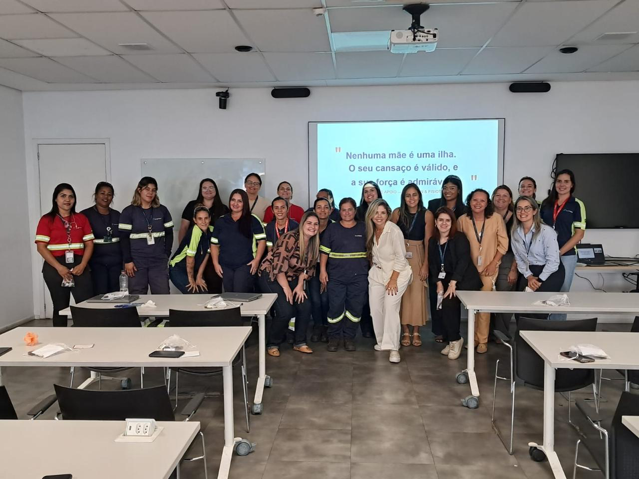 Grupo de colaboradoras reunidas em uma atividade na Prysmian