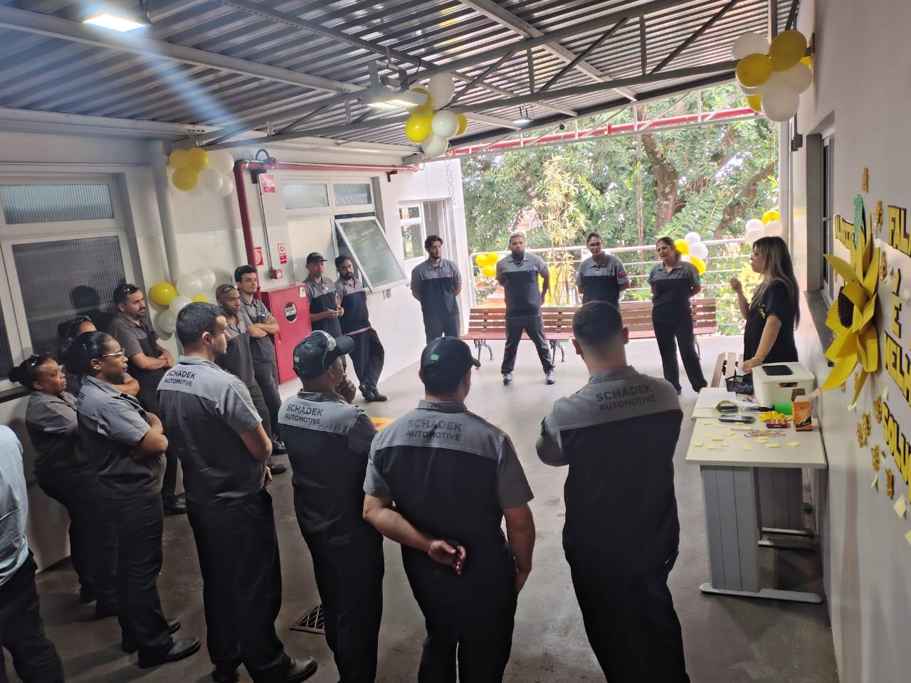 Colaboradores da Schadek reunidos em uma ação de Setembro Amarelo