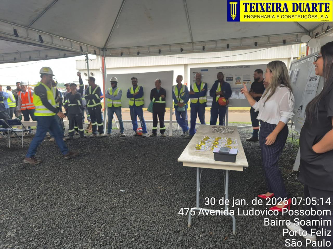 Palestra para colaboradores da Teixeira Duarte em área de trabalho