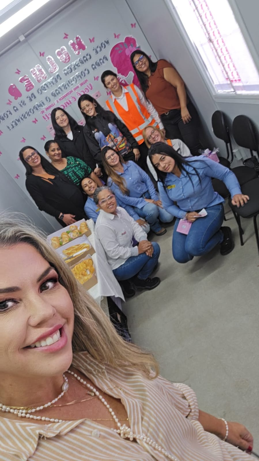 Colaboradoras reunidas em uma ação de Outubro Rosa na Toyota